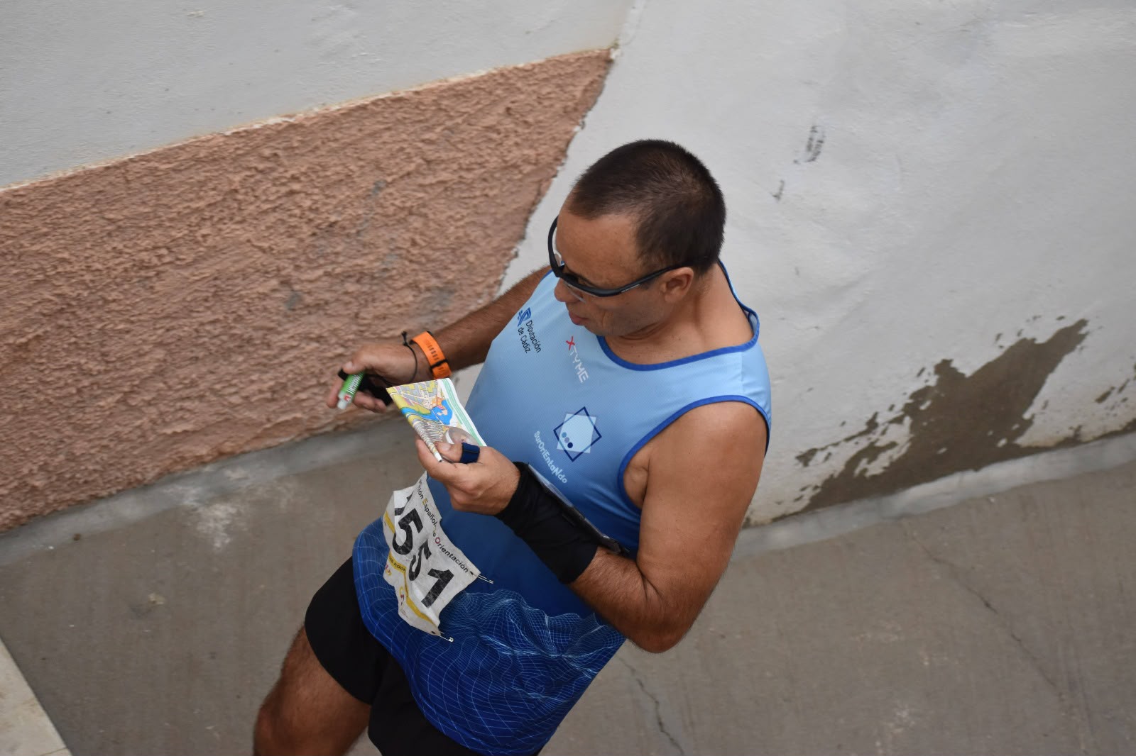 Participante consultando el mapa