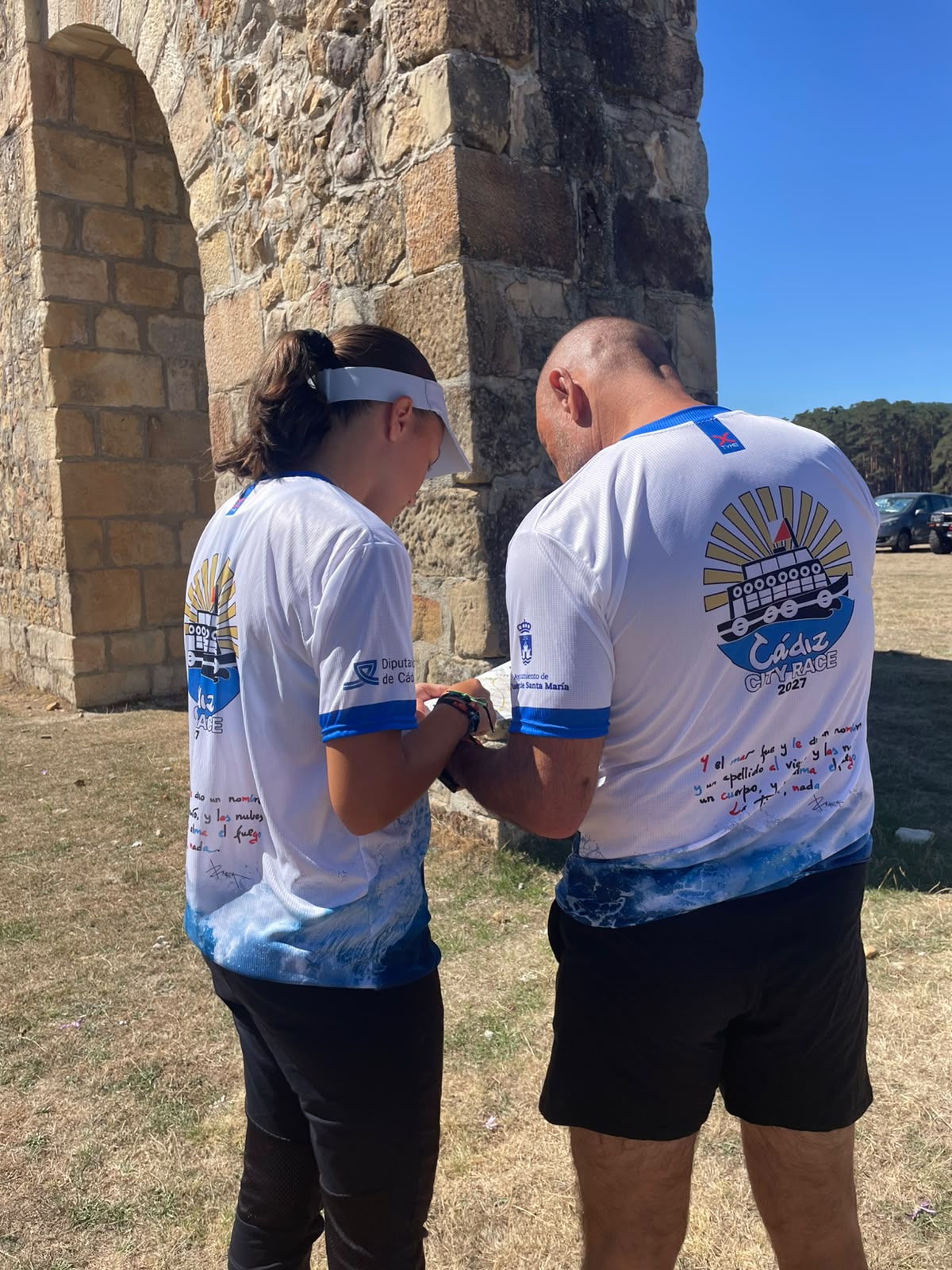 Dos participantes de espaldas