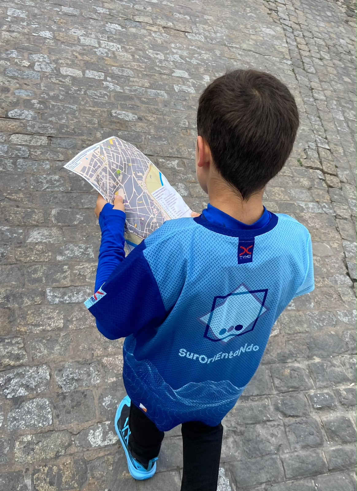 Niño consultando el mapa